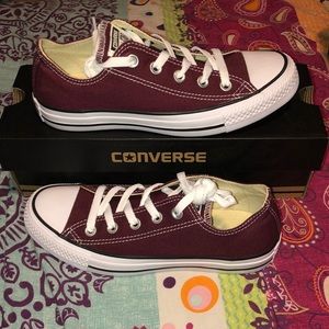 Maroon/burgundy all star low OX converse sneakers